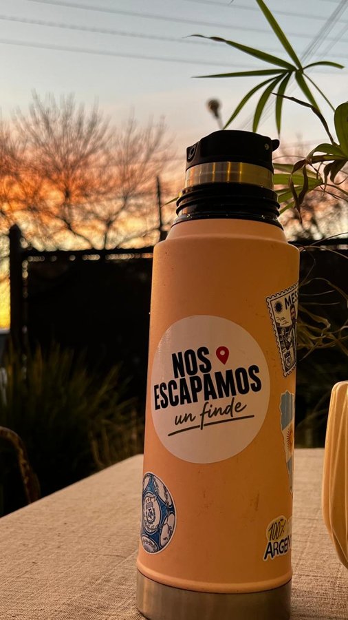 Sticker Nos escapamos un finde pegado en un termo